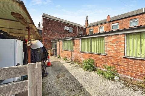 1 bed property, in Leigh Road, £125,000