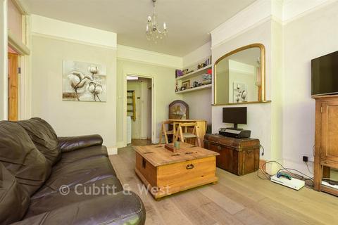 1 bed property, in Foxley Lane, £240,000