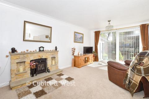 4 bed property, in Hydehurst Close, £525,000