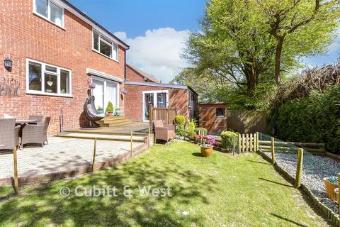 4 bed property, in Hydehurst Close, £525,000