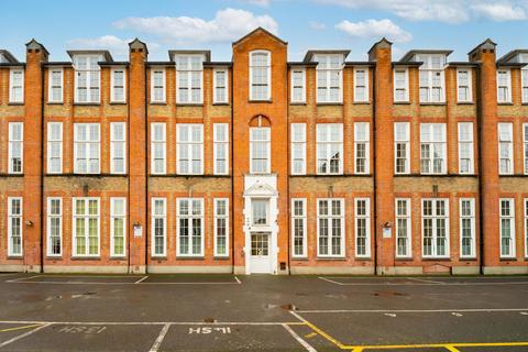 1 bed property, in Tollington Road, £450,000
