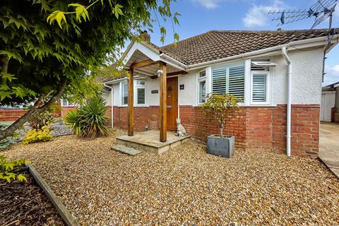2 bed property, in Warren Crescent, £400,000