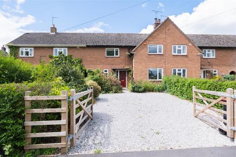 3 bed property, in Long Looms, £300,000