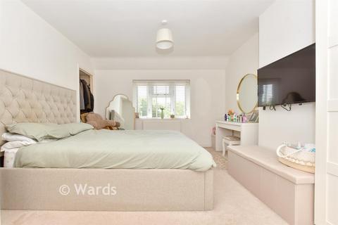 3 bed property, in Knights Way, £290,000