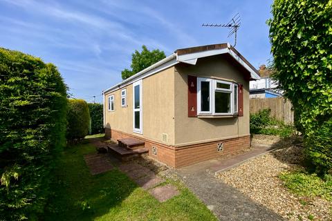 1 bed property, in Kingsway Caravan Park, £75,000