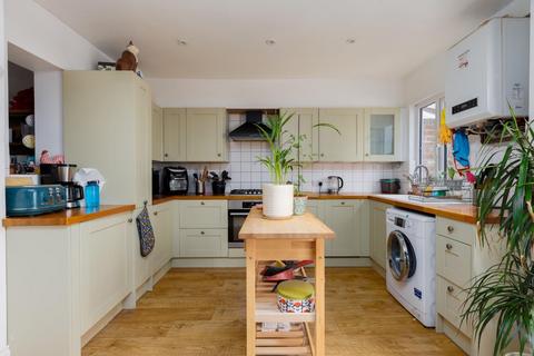 3 bed property, in Albert Park Place, £500,000