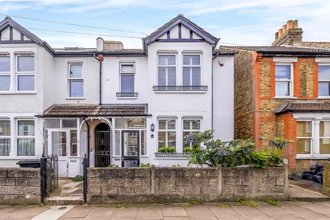 3 bed property, in Victoria Road, £590,000