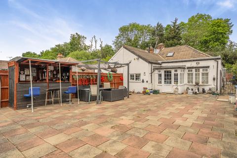 2 bed property, in Victoria Bungalows, £400,000