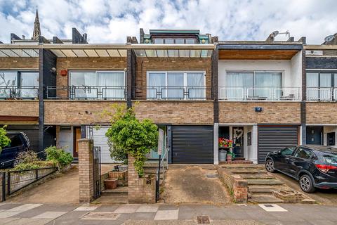 3 bed property, in Saunders Ness Road, £750,000