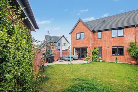 4 bed property, in Mentmore Way, £475,000