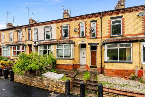 3 bed property, in Delauneys Road, £155,000
