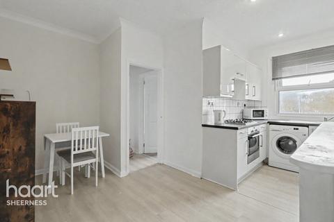 1 bed property, in Winstanley Road, £100,000
