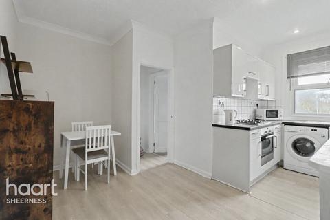 1 bed property, in Winstanley Road, £100,000