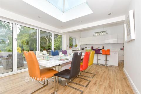 5 bed property, in Elmley Road, £800,000