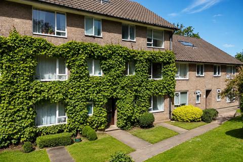 1 bed property, in London Road, £250,000