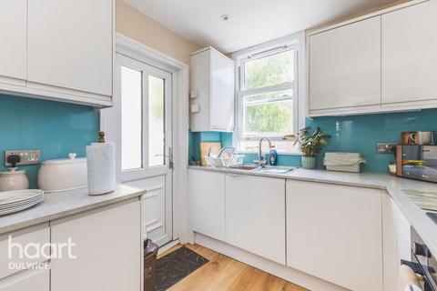 2 bed property, in Playfield Crescent, £900,000