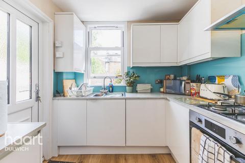 2 bed property, in Playfield Crescent, £900,000