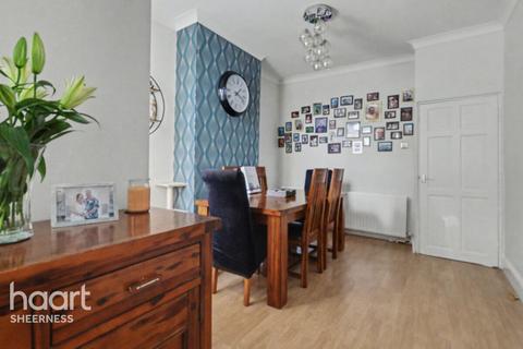 4 bed property, in Invicta Road, £200,000