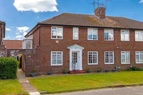 2 bed property, in Gaisford Close, £285,000