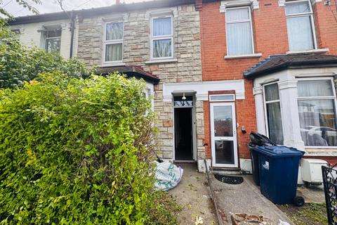 3 bed property, in Southall, £425,000