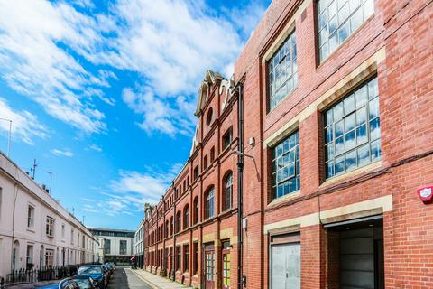 1 bed property, in Robert Street, £275,000