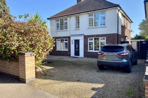 6 bed property, in Beatrice Avenue, £545,000