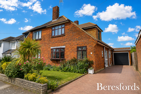 2 bed property, in Rushdene Road, £475,000