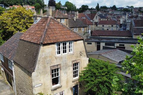 2 bed property, in Bull Pit, £450,000