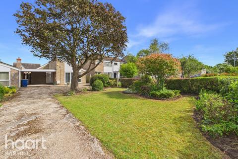 3 bed property, in Long Lane, £325,000