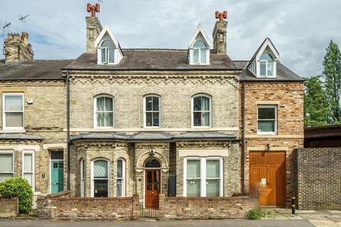 2 bed property, in Huntington Road, £179,000