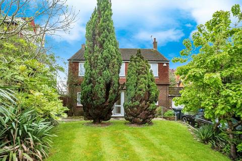 4 bed property, in Coombe Road, £550,000