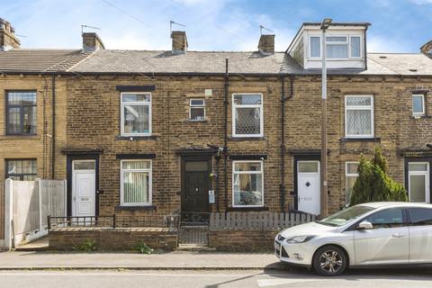 2 bed property, in Woodhall Road, £140,000
