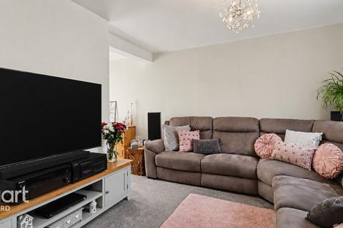 2 bed property, in Repton Manor Road, £260,000