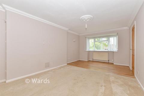 2 bed property, in Ashford Road, £180,000