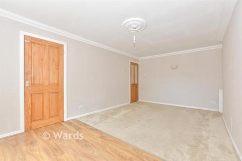 2 bed property, in Ashford Road, £180,000