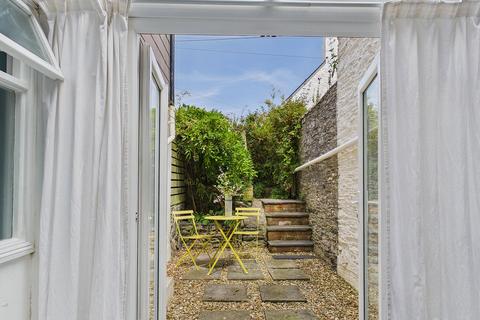 1 bed property, in Molesworth Road, £140,000