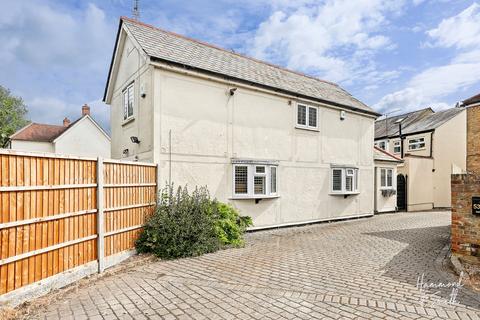 2 bed property, in High Street, £475,000