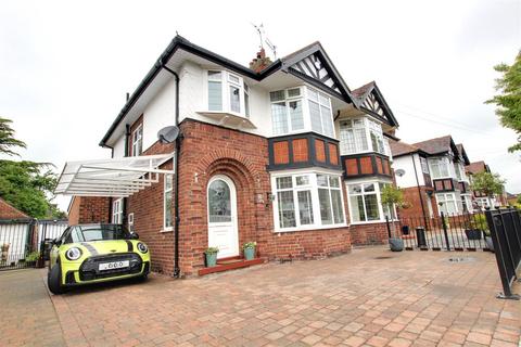 3 bed property, in Ingleton Avenue, £285,000