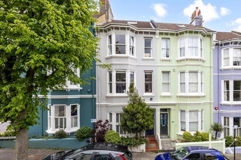 4 bed property, in Chesham Street, £800,000
