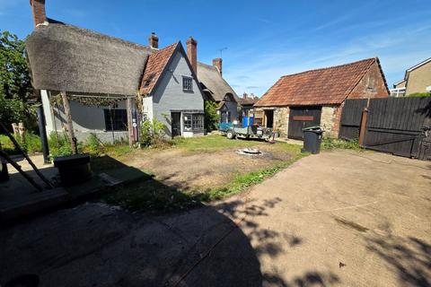 4 bed property, in Barton Farmhouse, £250,000
