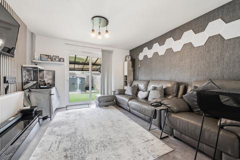 2 bed property, in Embassy Close, £250,000