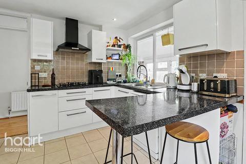 3 bed property, in Alexandra Road, £425,000