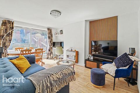 3 bed property, in Alexandra Road, £425,000