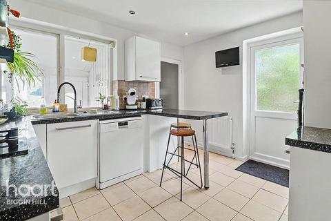3 bed property, in Alexandra Road, £425,000