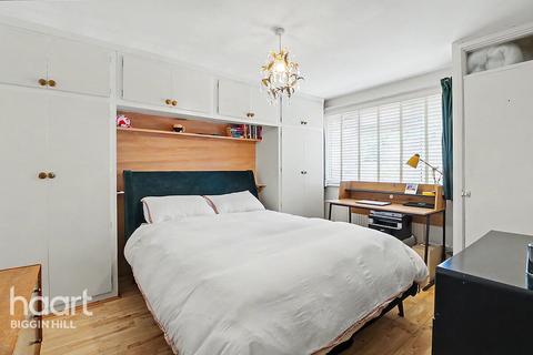 3 bed property, in Alexandra Road, £425,000