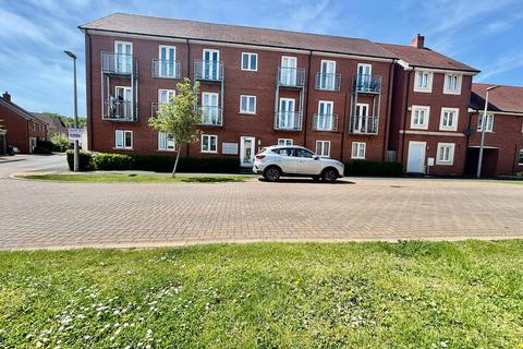 2 bed property, in Santa Cruz Avenue, £195,000