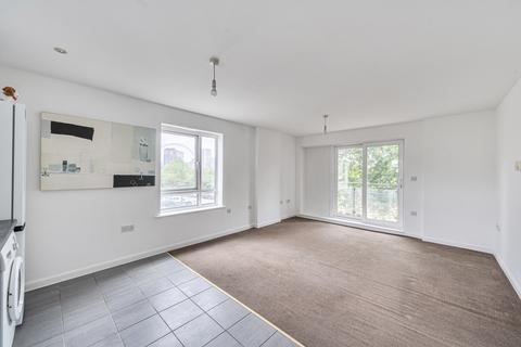 2 bed property, in Forty Lane, £325,000
