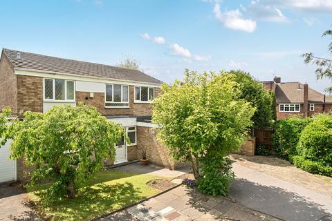 4 bed property, in Kennedy Close, £700,000