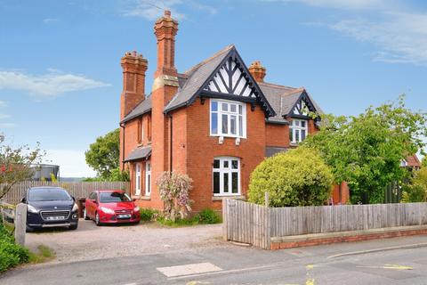 3 bed property, in Burley Gate, £410,000