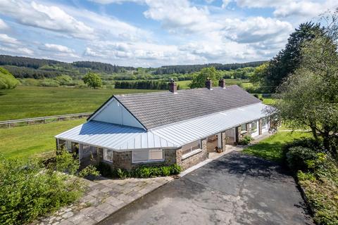 4 bed property, in Dunsland Cross, £675,000